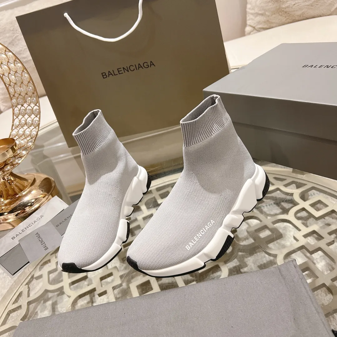 👟👟Ex-factory price 400👟👟 Balenciaga classic sock boots, originally produced by the factory, purchasing agent level. The latest original outsole mold, (TPU ten-vacuum outsole, the highest version on the market, please do not compare prices with TPR outsole, don’t bother if you don’t know the product) The black, white and red three-color vacuum sole shows high-end luxury. •Upper: elastic fly weave double-layer composite gold wire high-elastic knitted mesh cotton •Inner lining: imported double-sided velvet, which is comfortable and resilient to shape •Insole: original imported terry cloth, breathable but not fading •Sole: TPU ten-vacuum outsole (to eliminate pores) •Packaging: full set of packaging (certificate, invoice, cloth bag, handbag) •Size: 34-45 standard code (34, 45, 46.47 can be customized and are not returnable)
